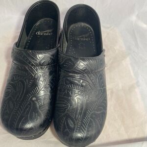 Dansko Clogs Black w/ Pattern - Sz 37